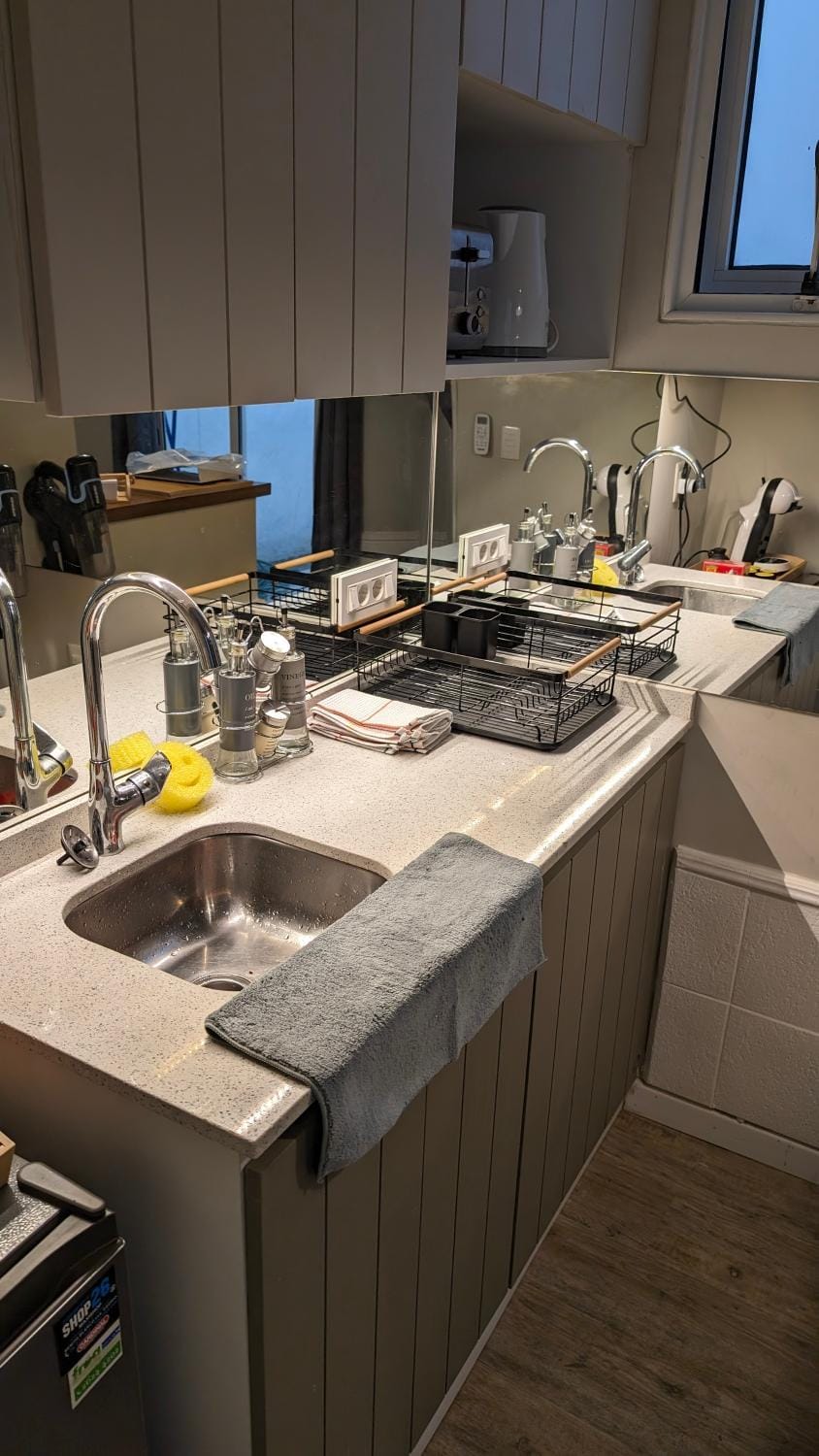 Kitchen or kitchenette, minibar