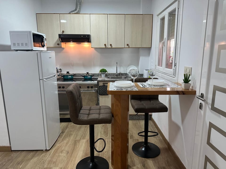Kitchen or kitchenette, Dining area, oven, pet friendly, stove, toaster