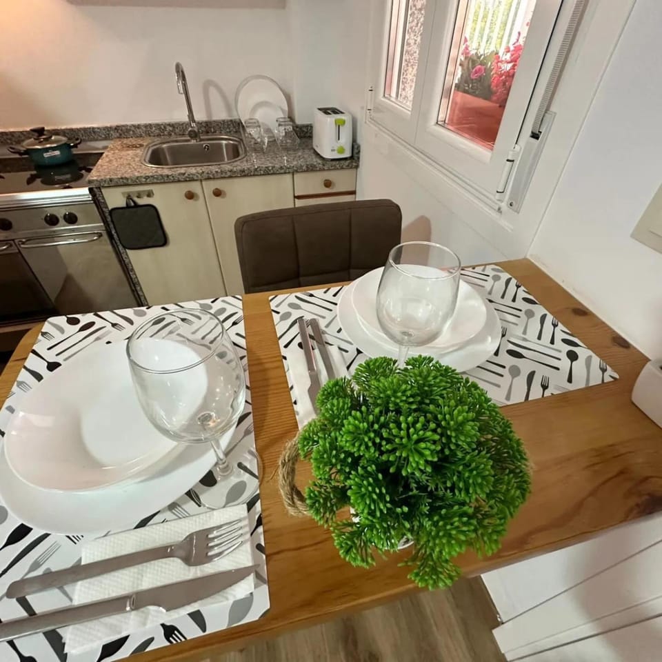 Coffee/tea facilities, Kitchen or kitchenette, Dining area, pet friendly, stove, toaster