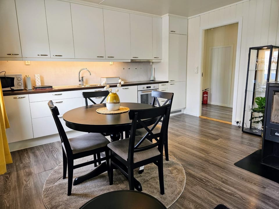 Kitchen or kitchenette, Dining area, dishwasher, oven, stove