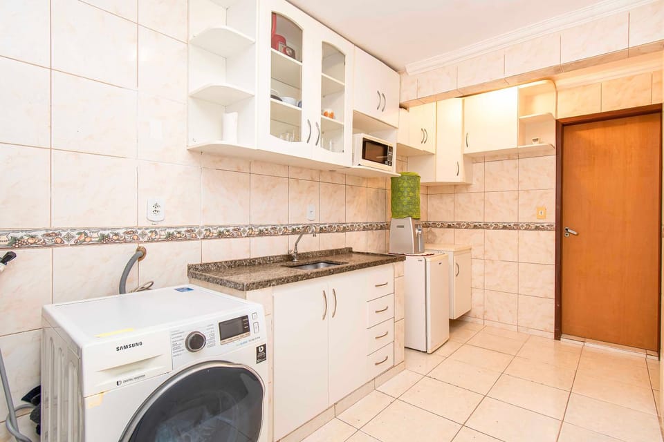 Kitchen or kitchenette, minibar, stove, washing machine