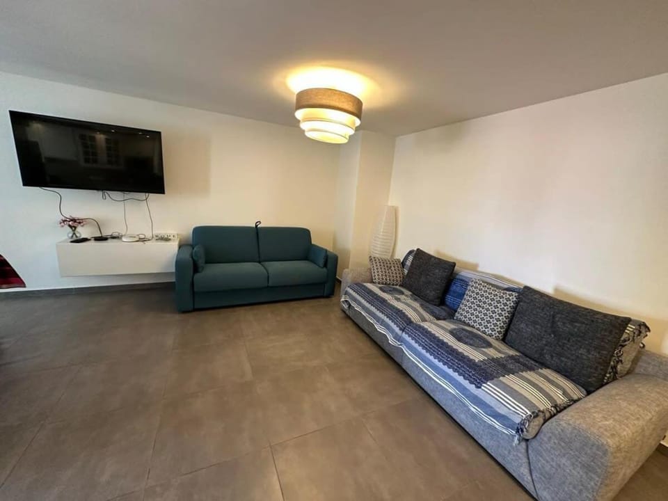 Communal lounge/ TV room, TV and multimedia, Living room