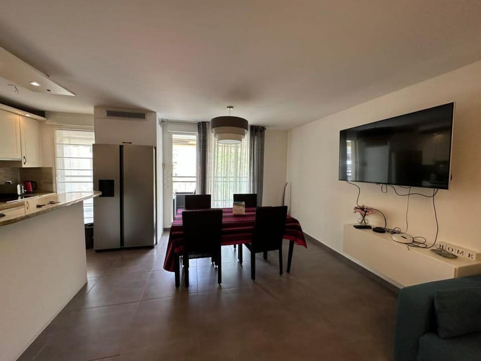 Communal lounge/ TV room, TV and multimedia, Seating area, Dining area