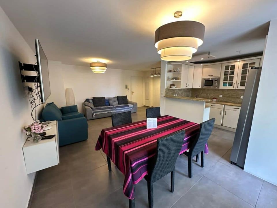 TV and multimedia, Kitchen or kitchenette, Living room, Seating area, Dining area