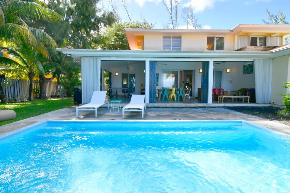 Property building, Swimming pool, sunbed