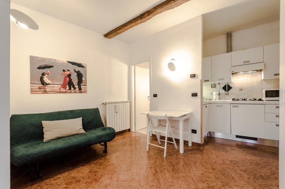 Kitchen or kitchenette, Living room, Seating area, Dining area, stove