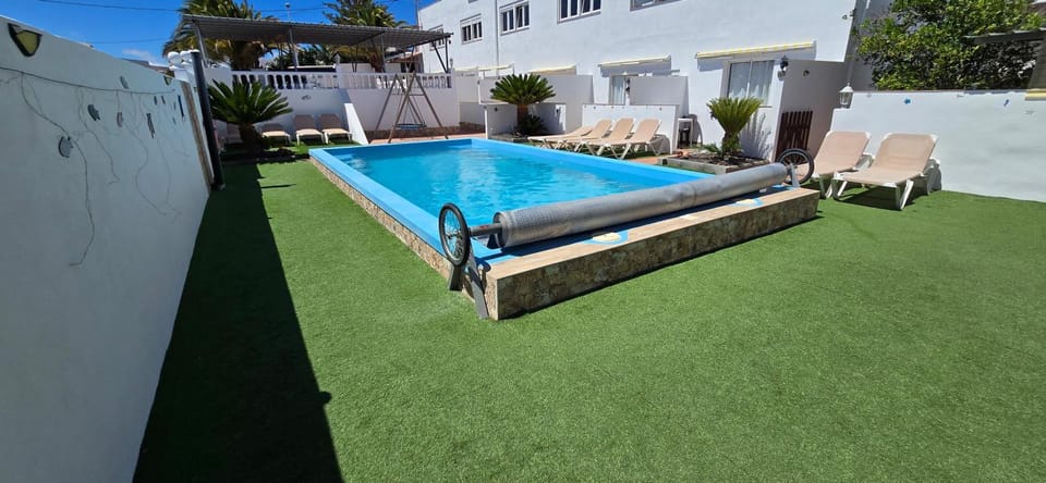 Property building, Garden, Garden view, Pool view, Swimming pool, sunbed