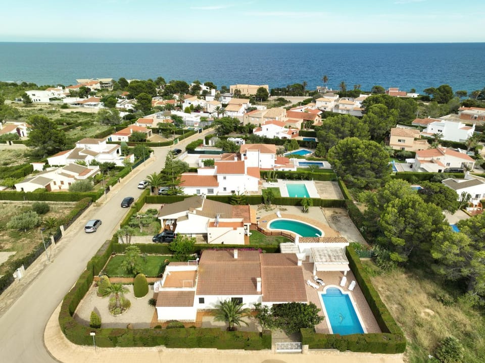 Property building, Day, Neighbourhood, Natural landscape, Bird's eye view, Beach, Pool view, Sea view, Street view, Swimming pool, Location, Parking
