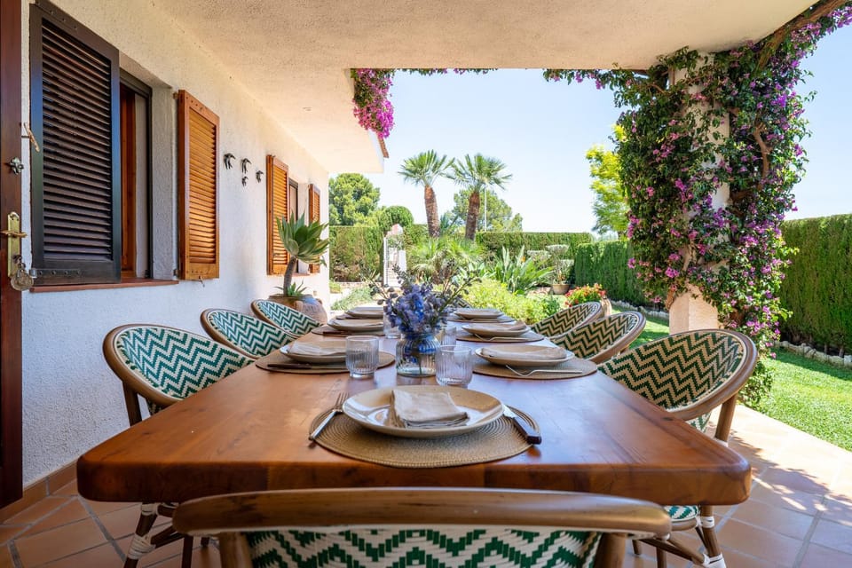 Spring, Day, Food and drinks, Dining area, Food, Garden view