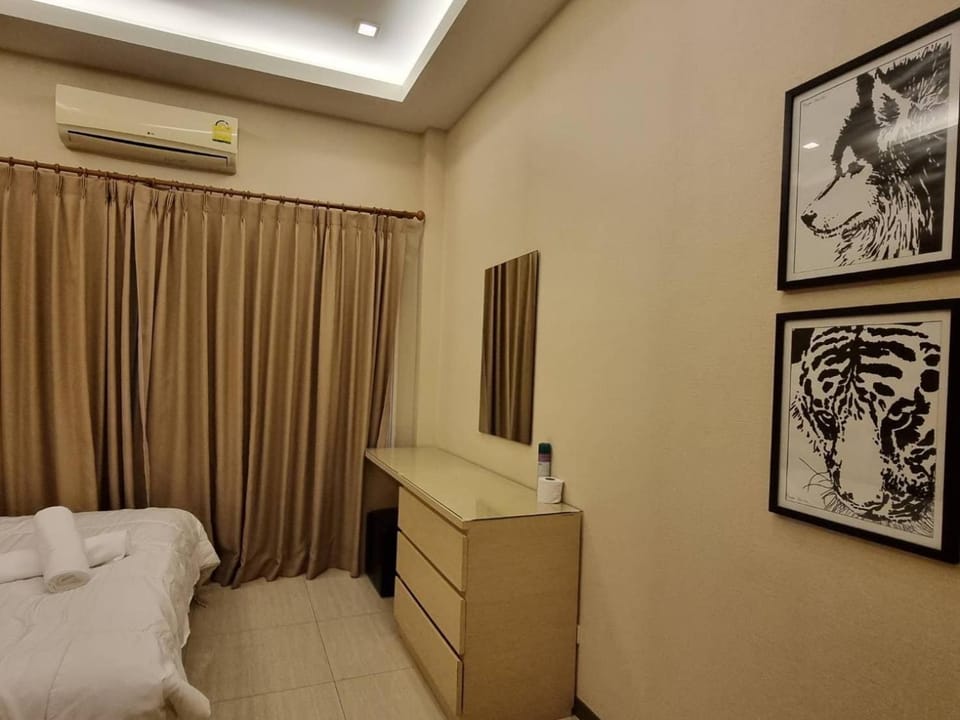 Bed, Photo of the whole room, Bedroom, air conditioner