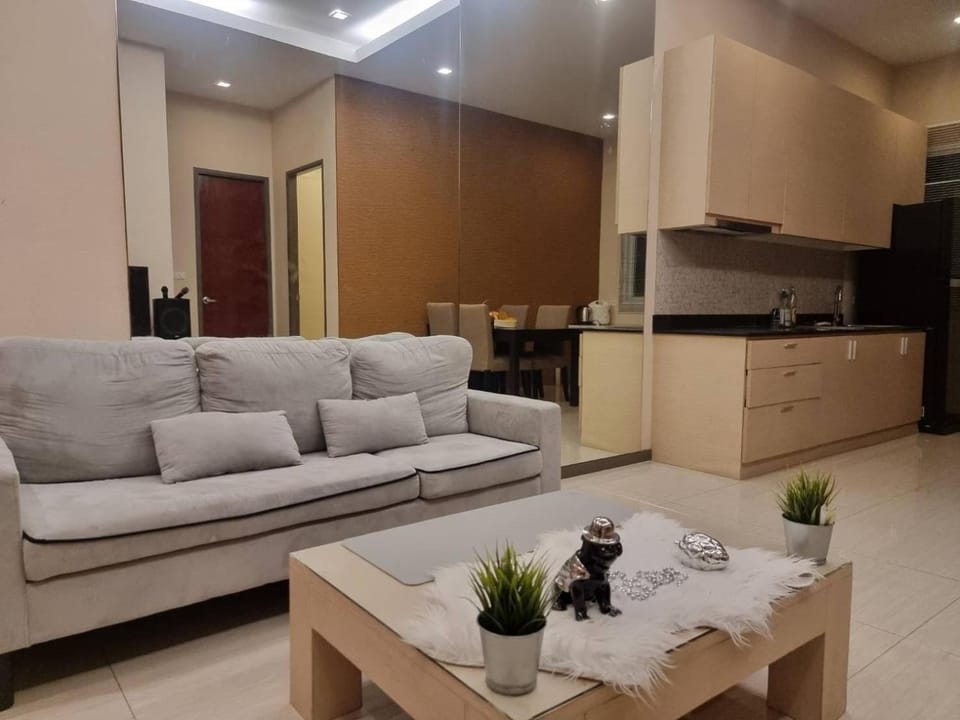 Kitchen or kitchenette, Living room, Seating area, Dining area, stove