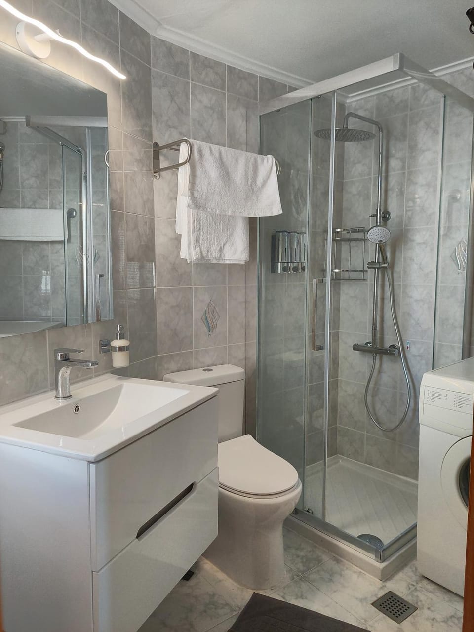 Shower, Toilet, Bathroom, towels