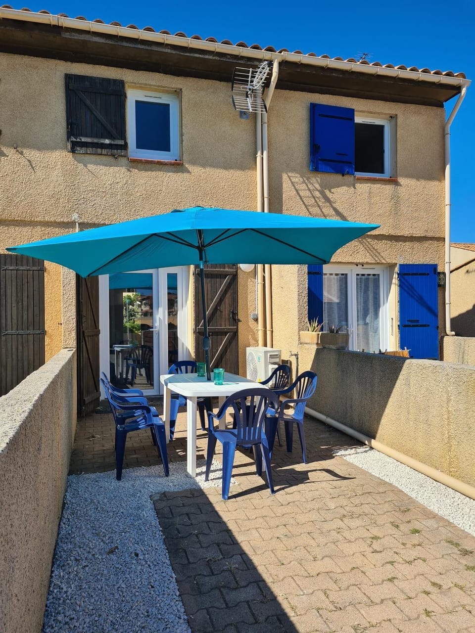 Property building, Patio, Balcony/Terrace, Balcony/Terrace, Dining area