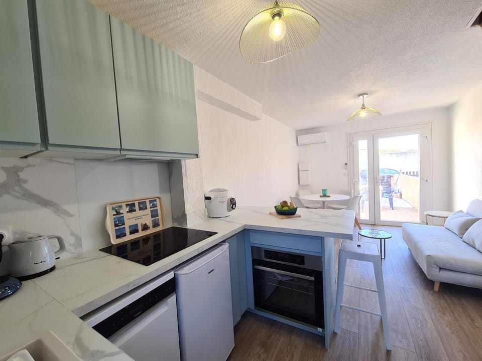 Kitchen or kitchenette, Living room, Dining area