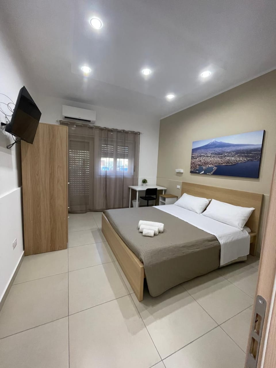 Bed, TV and multimedia, Photo of the whole room, Evening entertainment, Bedroom, towels, wardrobe