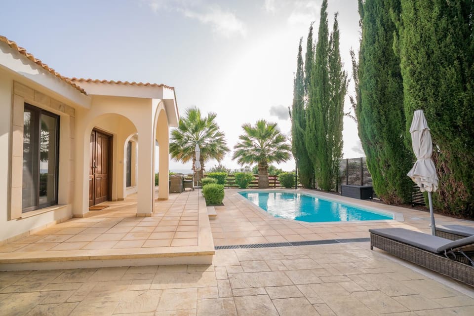 Property building, Patio, Day, Garden, Swimming pool, sunbed