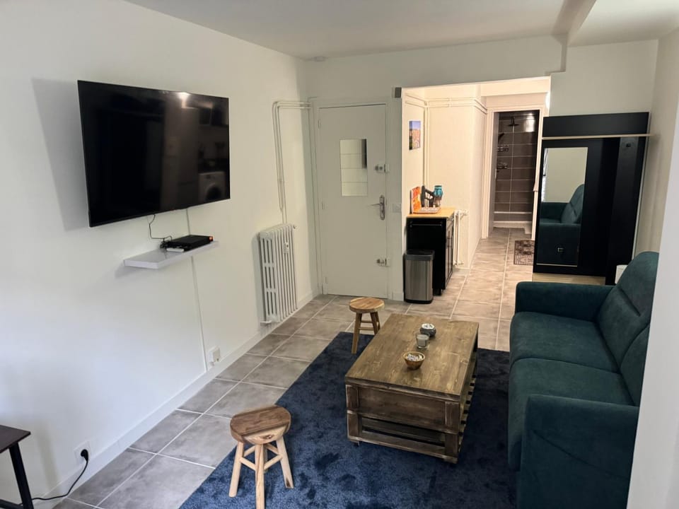 Communal lounge/ TV room, TV and multimedia, Living room, Seating area, Dining area, Evening entertainment
