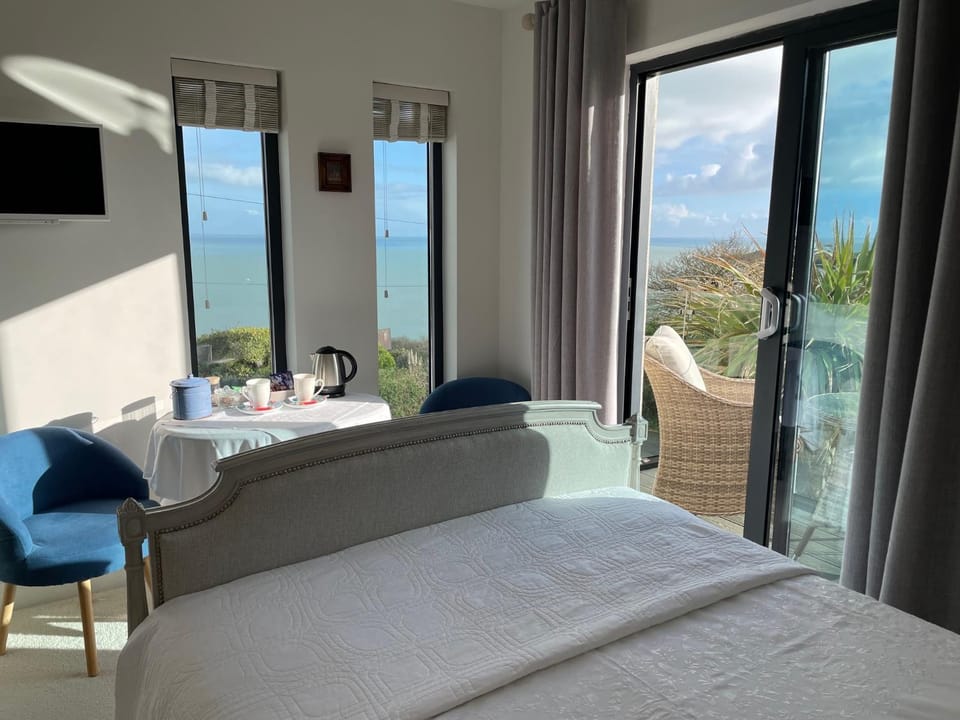 Bed, TV and multimedia, View (from property/room), Balcony/Terrace, Seating area, Bedroom