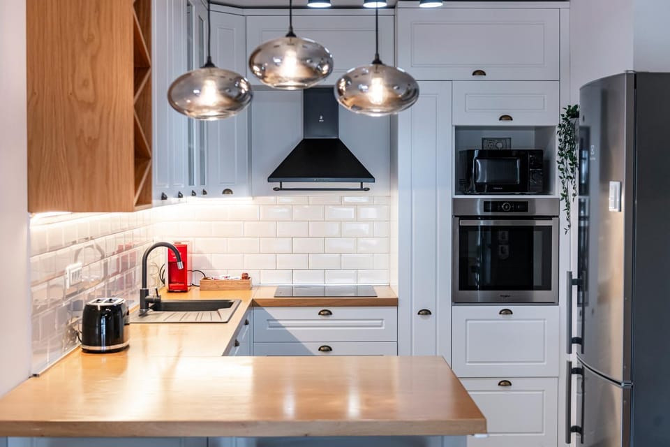 Kitchen or kitchenette, dishwasher, oven, toaster