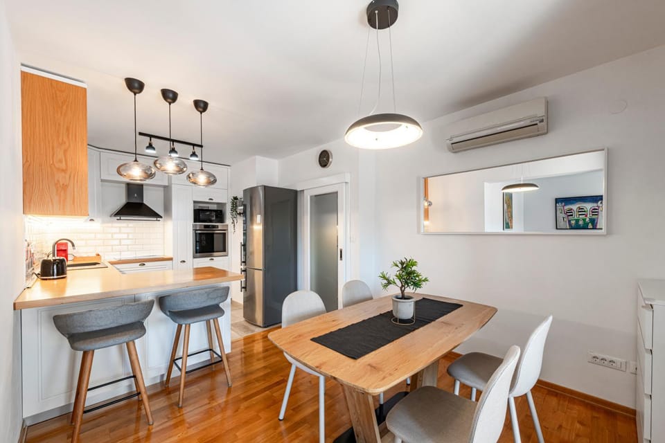 Kitchen or kitchenette, air conditioner