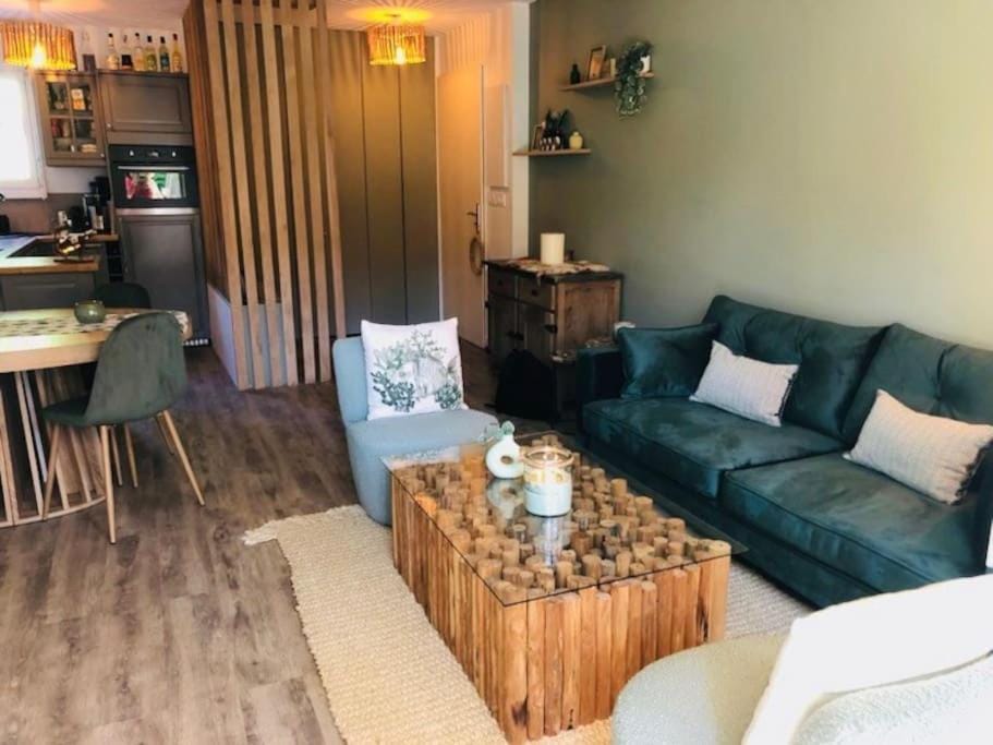 Living room, Dining area