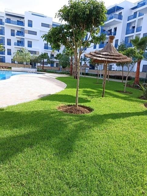 Property building, Spring, Day, Garden, Swimming pool, sunbed