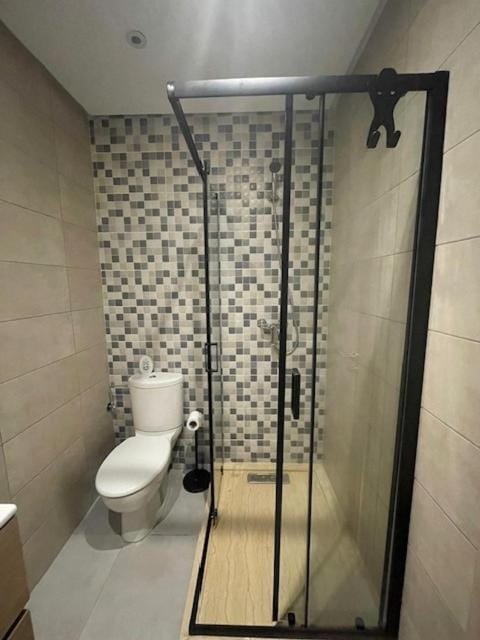 Shower, Toilet