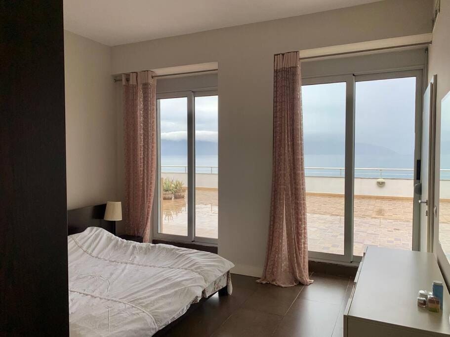 Stunning, spacious, beachfront home in Vlora Apartment in Vlorë