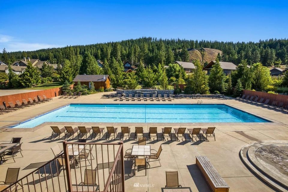 Dreamy Views, Pool Access, Game Room, Fire Pit House in Roslyn