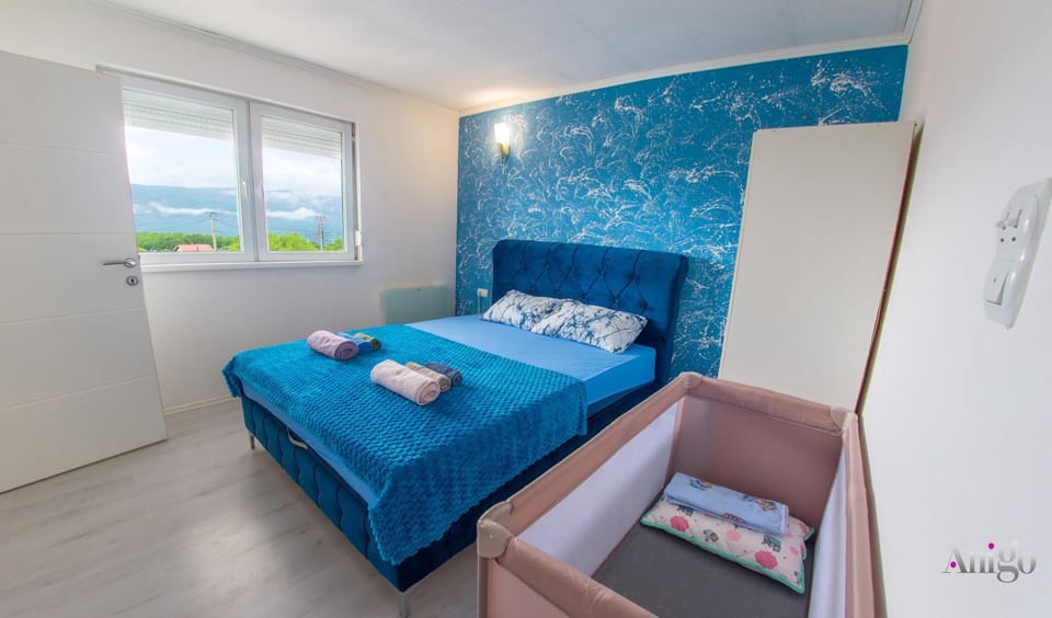 Bed, Bedroom, cot, towels