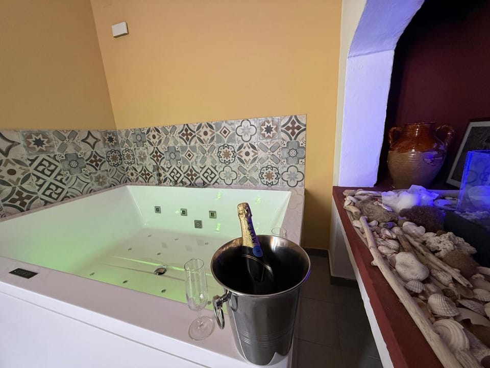 Hot Tub, Bathroom