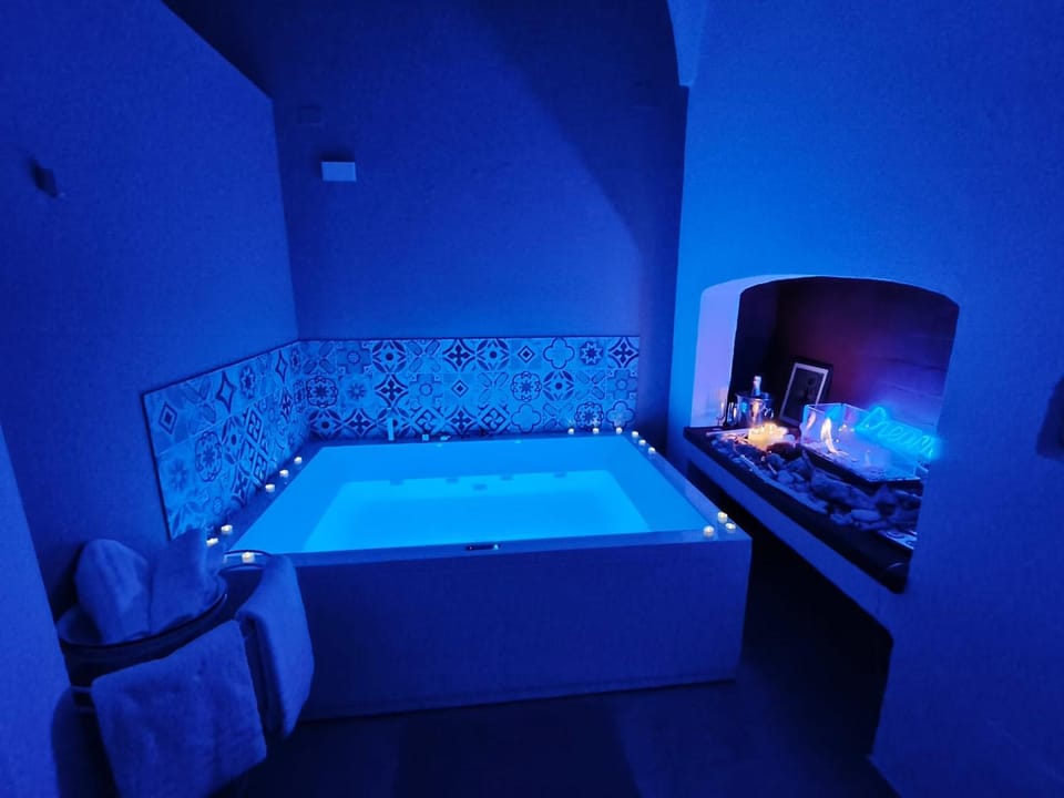 Hot Tub, Bathroom