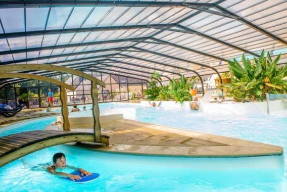 Swimming pool, sunbed