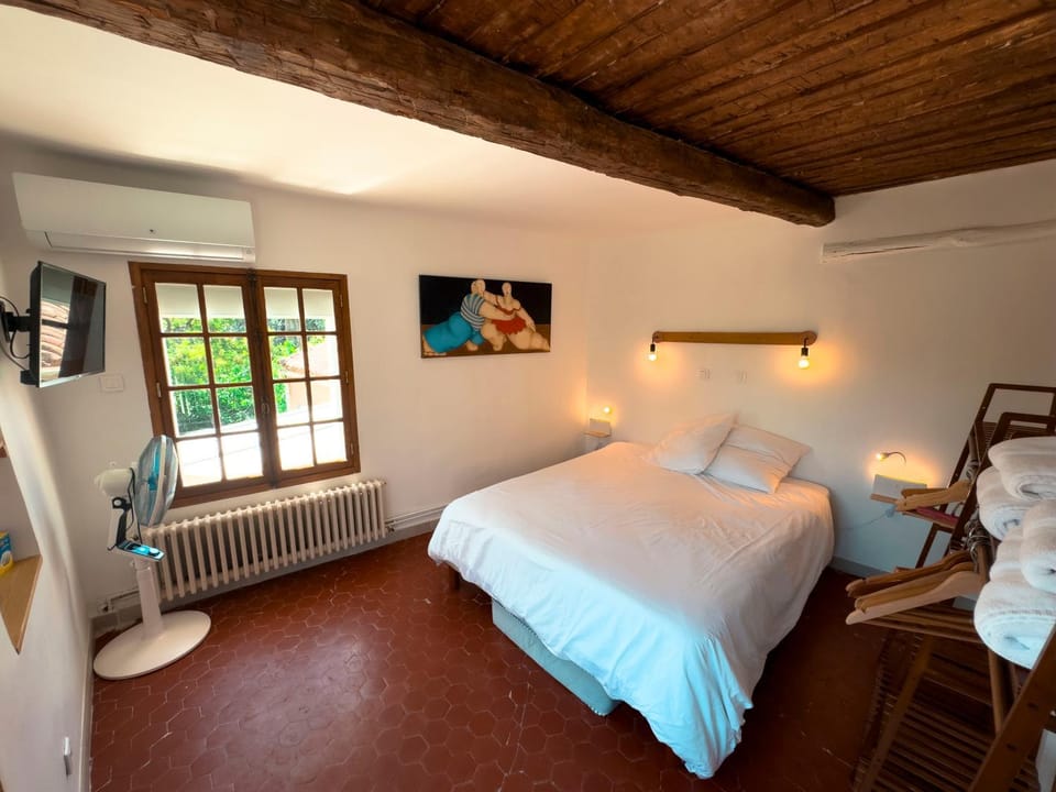 Bed, TV and multimedia, Photo of the whole room, Bedroom, air conditioner
