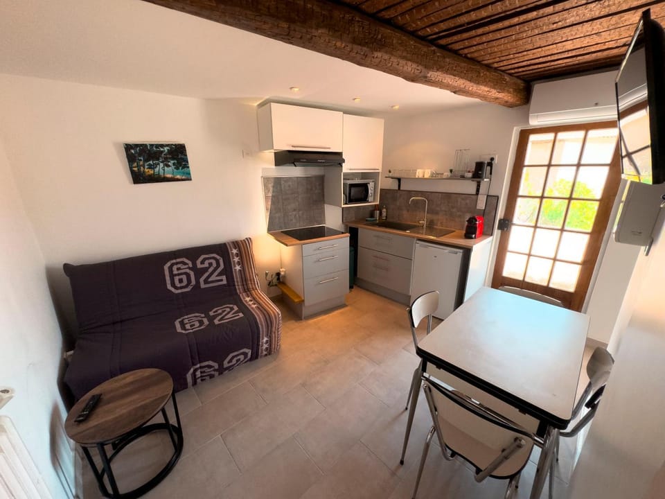 Living room, Seating area, Dining area, air conditioner