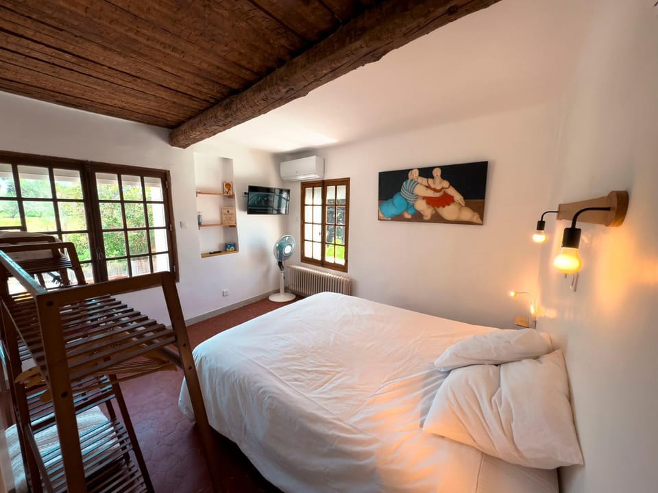 Bed, TV and multimedia, Photo of the whole room, Bedroom, air conditioner