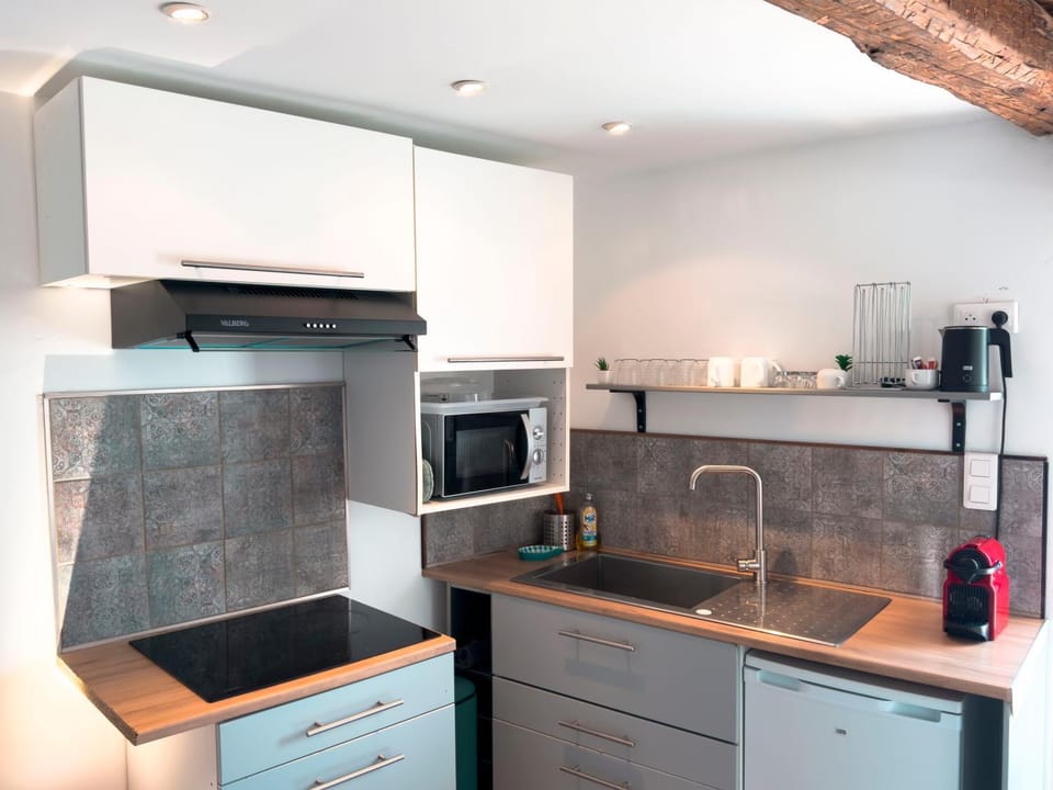 Coffee/tea facilities, oven, stove, kitchen