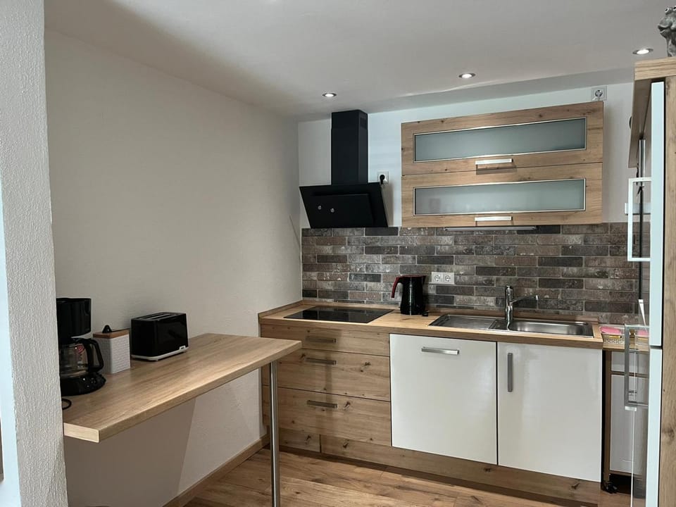Kitchen or kitchenette, oven, kitchen