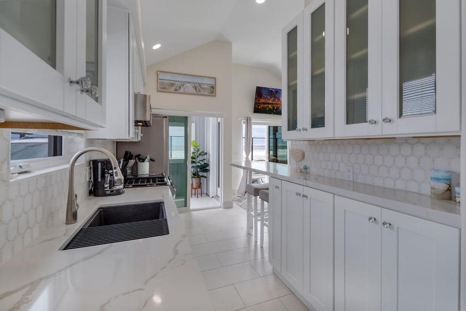 Kitchen or kitchenette, dishwasher, stove