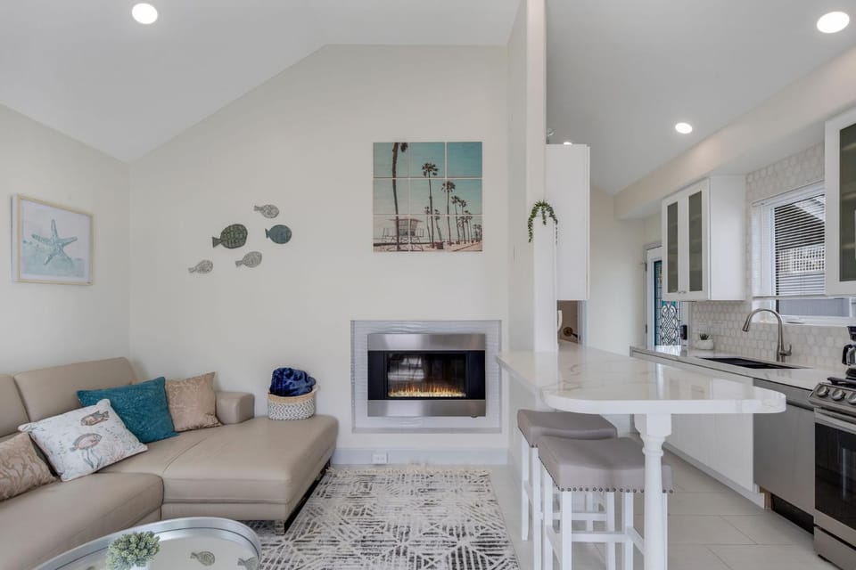 Kitchen or kitchenette, Living room, Seating area, Dining area, stove