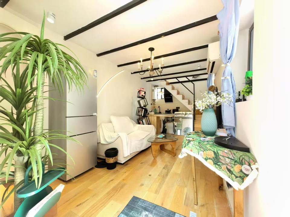 TV and multimedia, Kitchen or kitchenette, Living room, Seating area