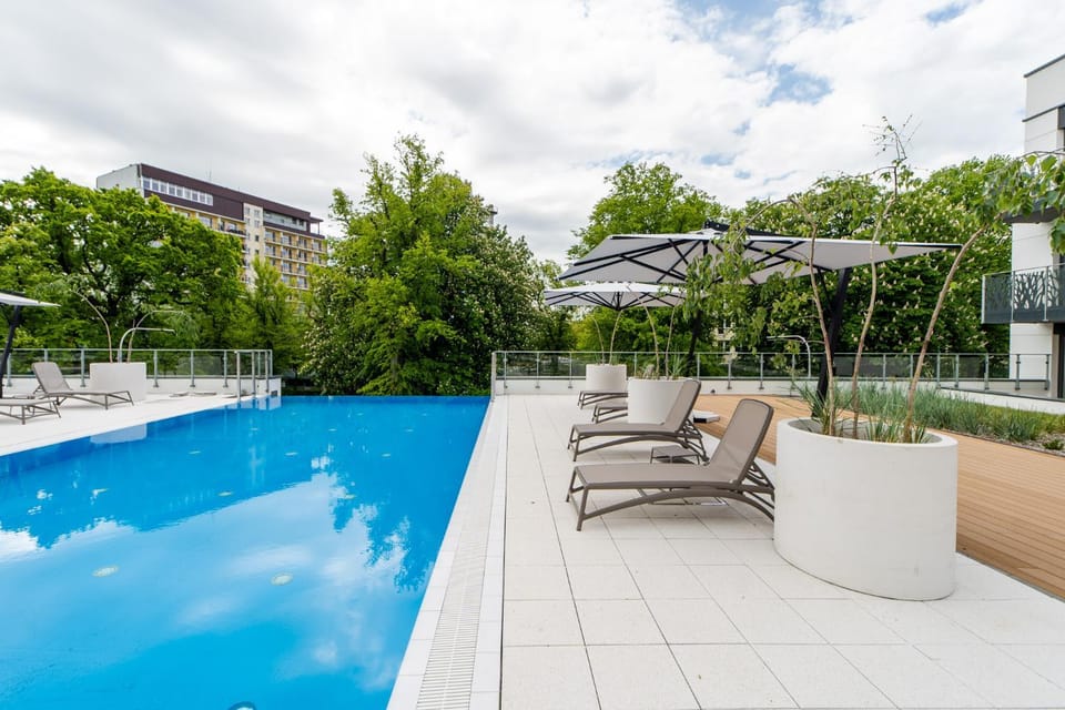 Swimming pool, sunbed