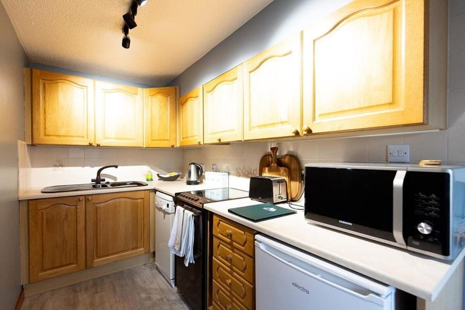 Coffee/tea facilities, Kitchen or kitchenette, dishwasher, oven, stove, toaster