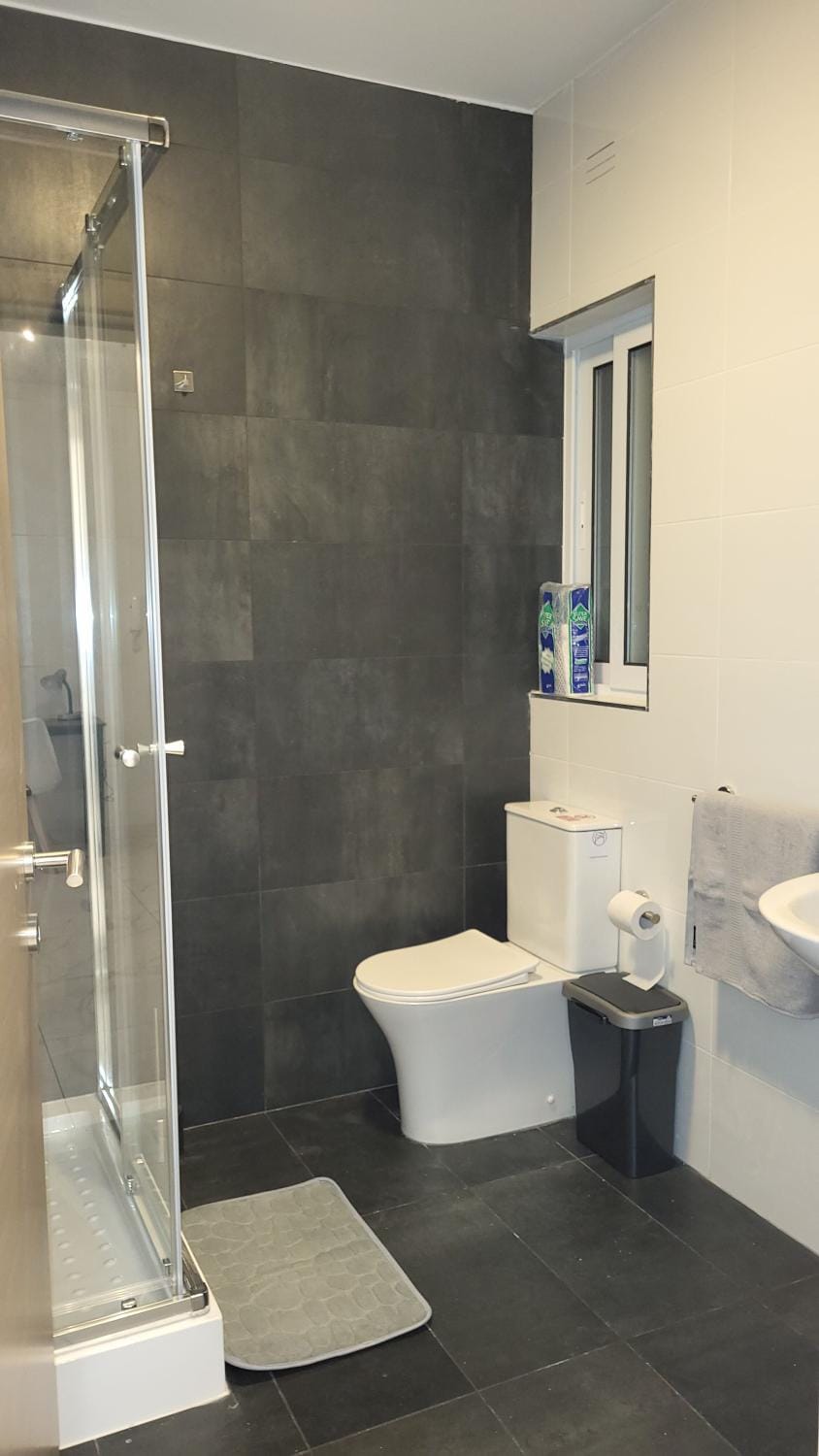 Shower, Toilet