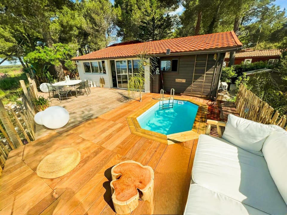 Property building, Day, Natural landscape, Balcony/Terrace, Garden view, Swimming pool