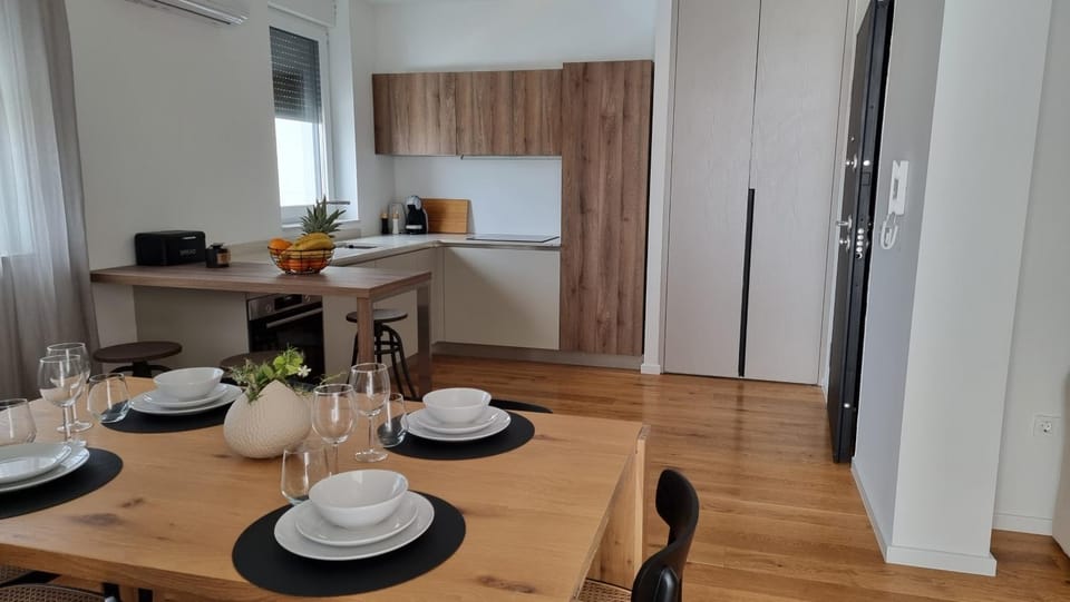 Kitchen or kitchenette, Dining area, stove