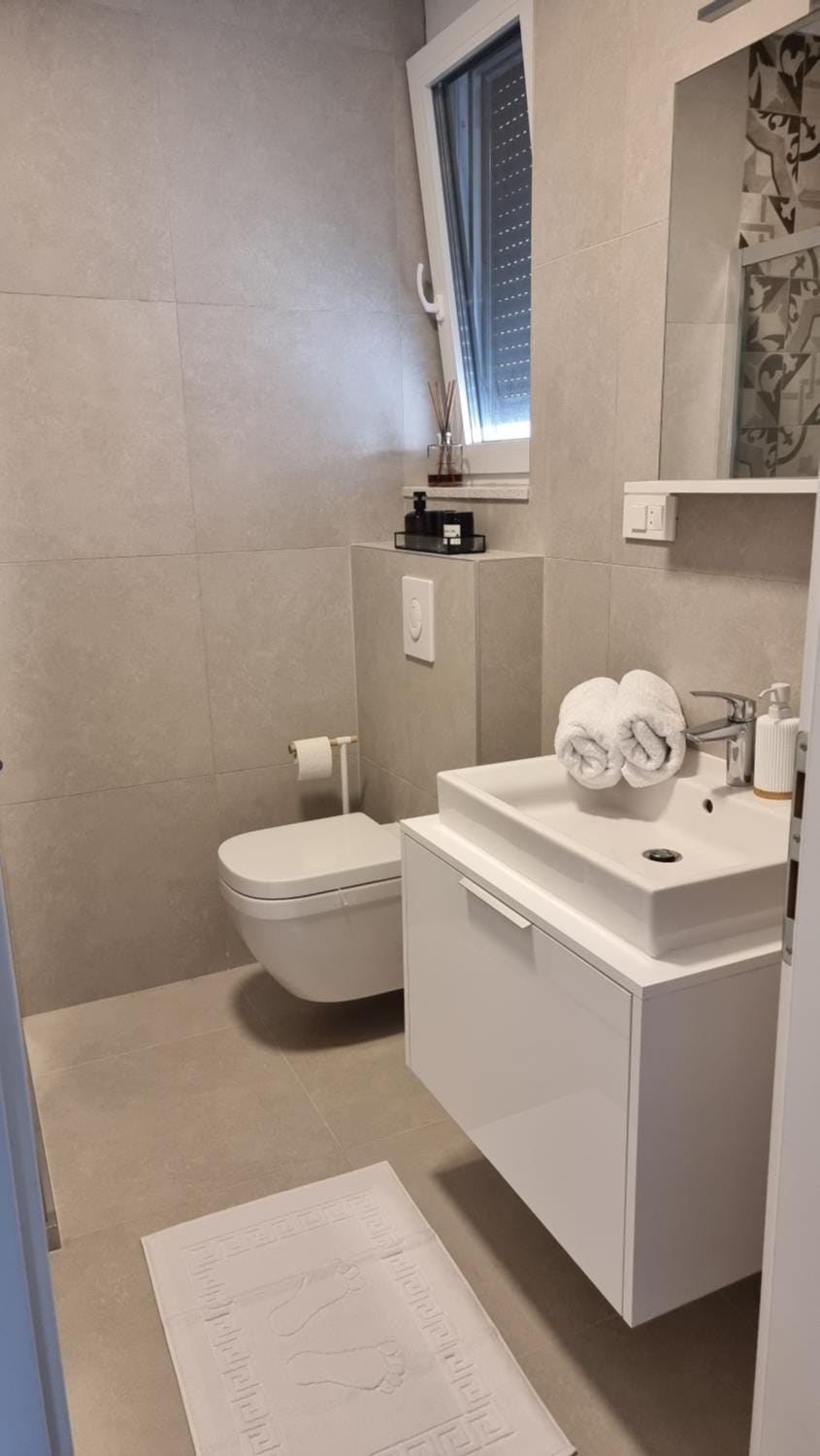 Toilet, Bathroom, towels
