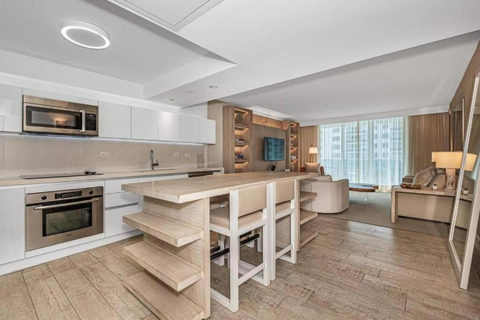 Kitchen or kitchenette, Dining area, oven