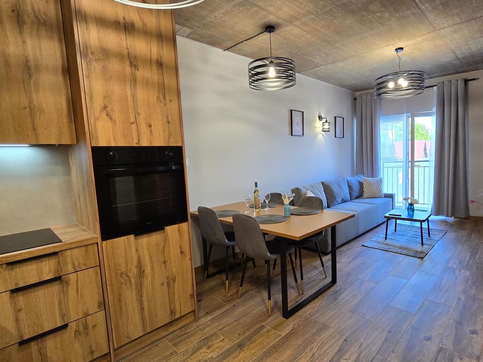TV and multimedia, Kitchen or kitchenette, Living room, Seating area, Dining area