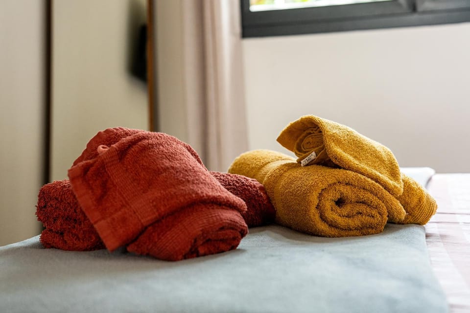 Bed, towels